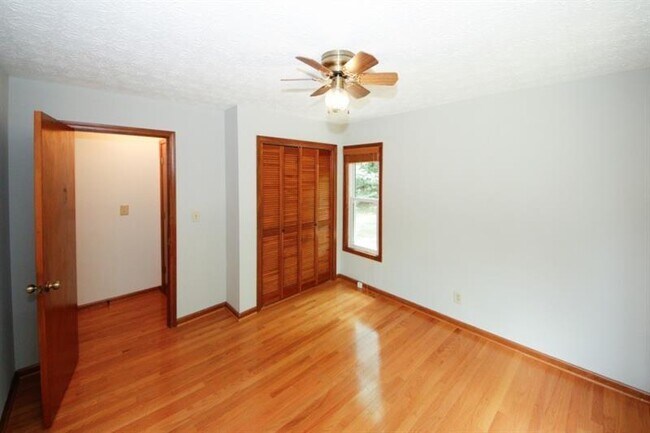 Building Photo - 930 Mountain Top Dr NE