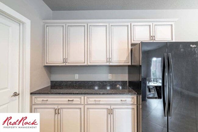 Building Photo - Spacious 4 Bedroom, 2.5 Bathroom Centrally...