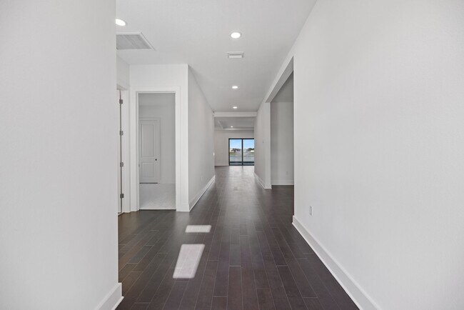 Building Photo - Brand New spacious 4bd/3.5bth Sarasota Hom...