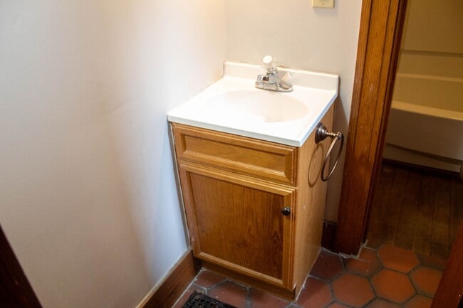 Building Photo - AVAILABLE FOR AUGUST 2026!  Large house near KRANNERT!