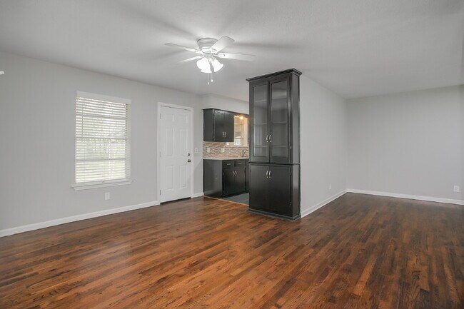 Building Photo - $1,000 Move In Special – First Month with 18 Month Lease