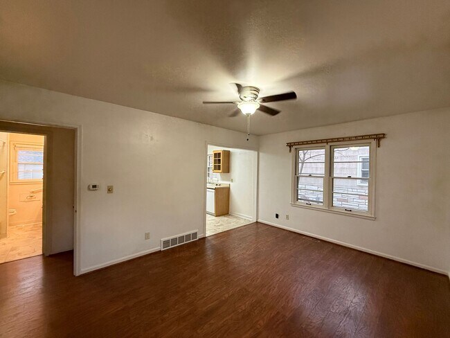Building Photo - Two bedroom, One bathroom, Pet Friendly Ho...