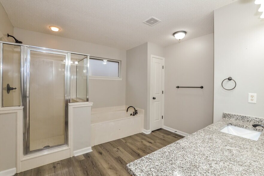 Building Photo - 10253 Evening Hill Dr