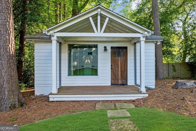 Building Photo - 1911 Fairway Cir NE