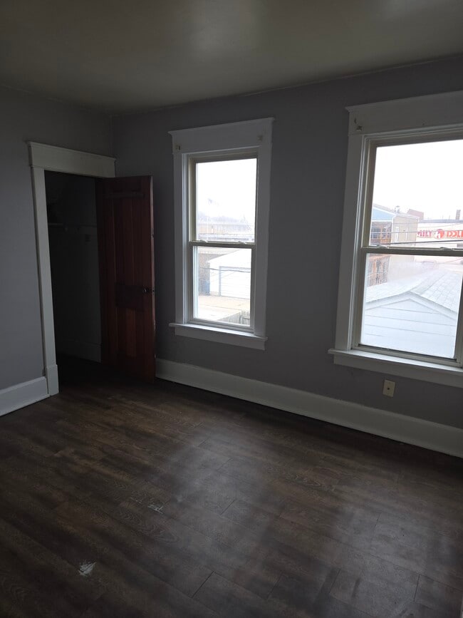 Building Photo - 927 18th Ave