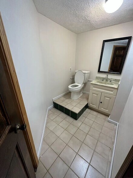 Building Photo - 194 Millbrook Farm Rd