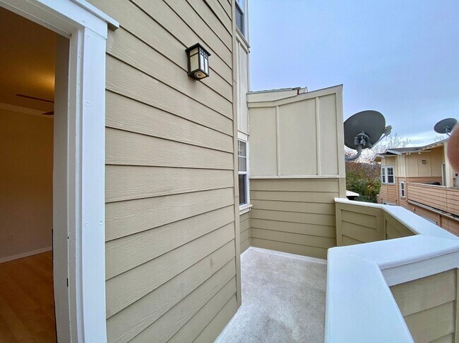 Building Photo - 140 Valley Oak Dr
