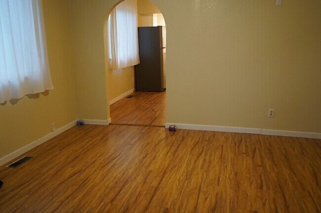 Building Photo - Spacious 3 bedroom, 1 bathroom renovated home