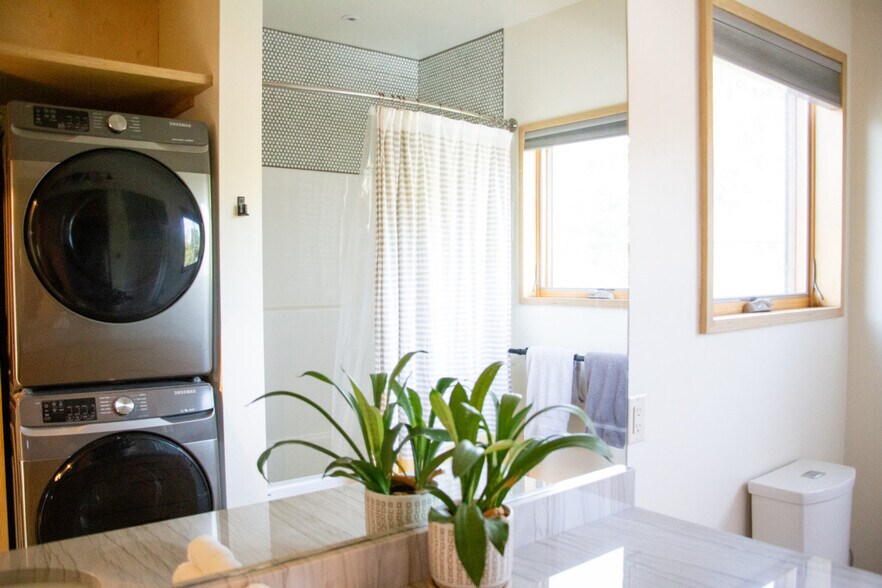 Building Photo - 602 N Willson Ave