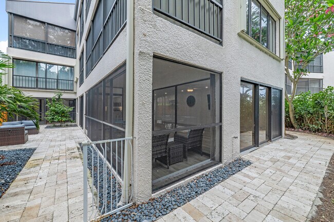 Building Photo - 1618 12 Oaks Way