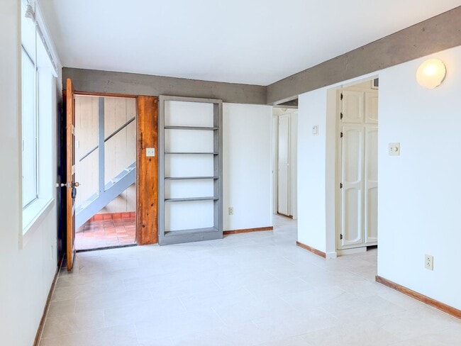 Building Photo - 108 Los Angeles Ave