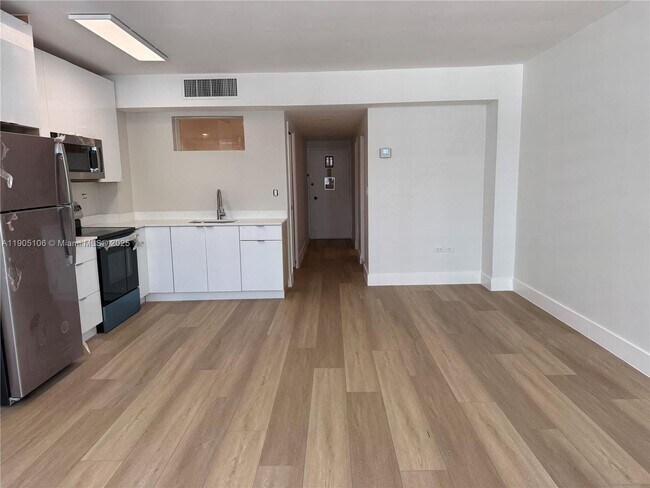 Building Photo - 825 Brickell Bay Dr