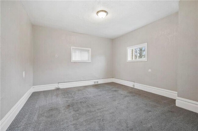 Building Photo - Charming 2-Bedroom Home with Tall Ceilings & Backyard Deck in Coraopolis