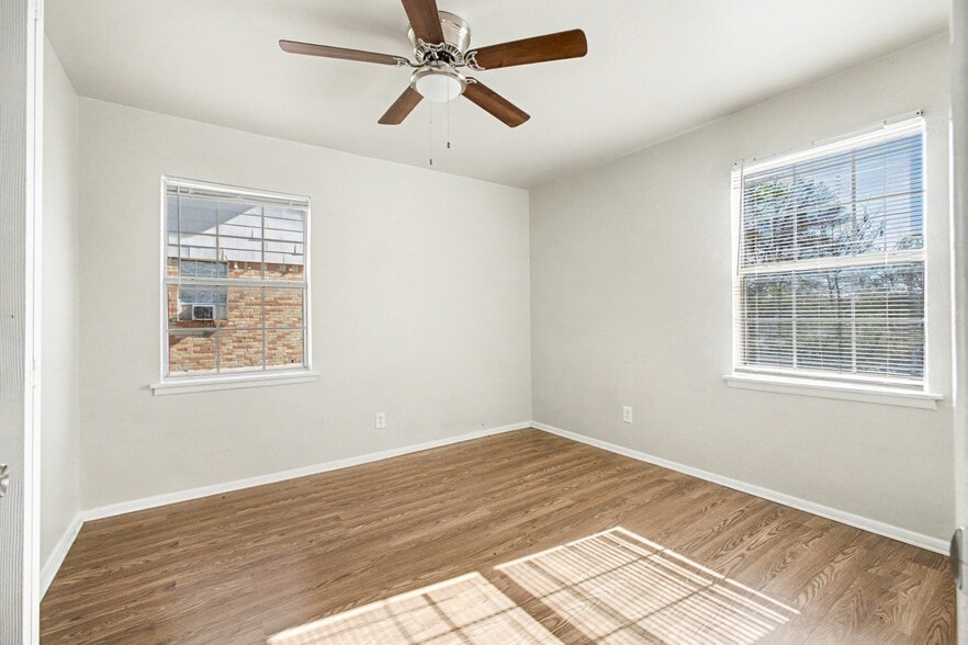 Building Photo - 2216 Riverview Dr