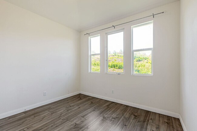 Building Photo - 3 Bedroom Townhouse with Bonus Loft/Office