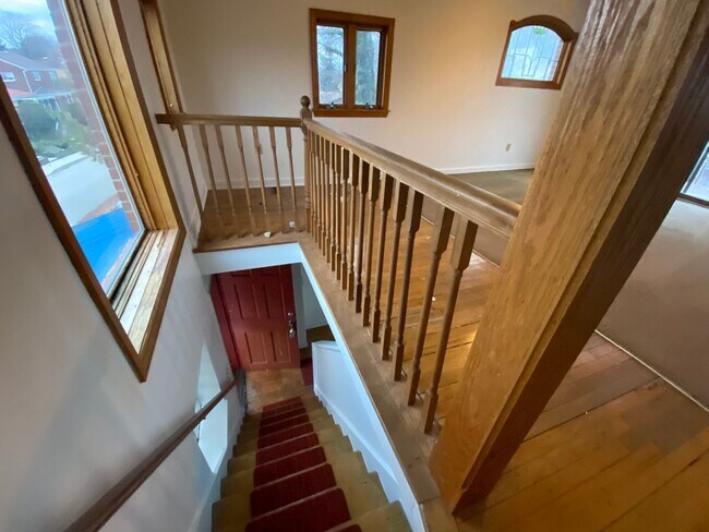 Building Photo - Loft Style Single Family Home - HUGE Yard