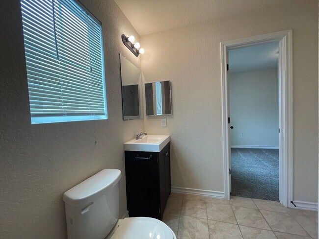 Building Photo - Townhome for rent