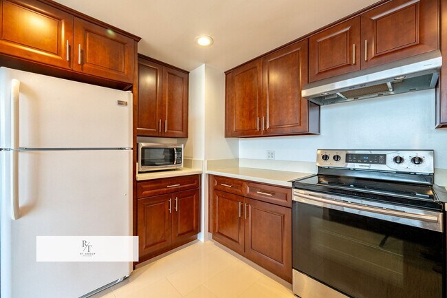 Building Photo - Modern 2-Bedroom Condo with Premium Amenities in Los Angeles