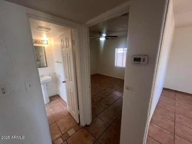 Building Photo - 526 S Mesa Dr