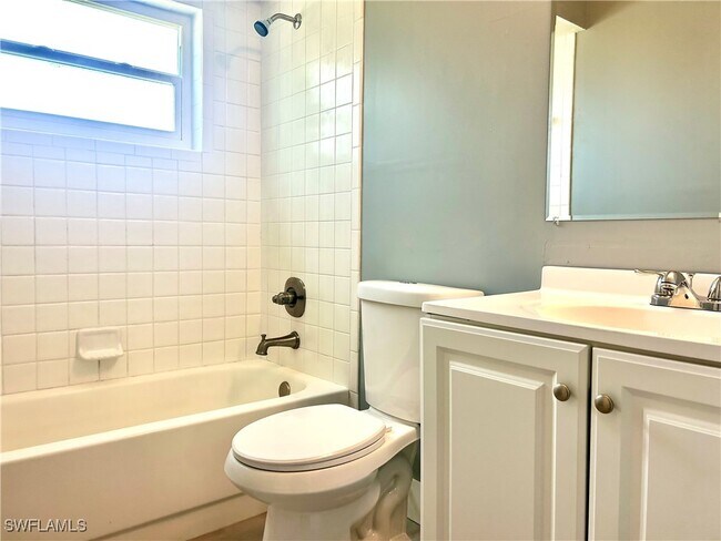 Building Photo - 652 NE 15th Ct
