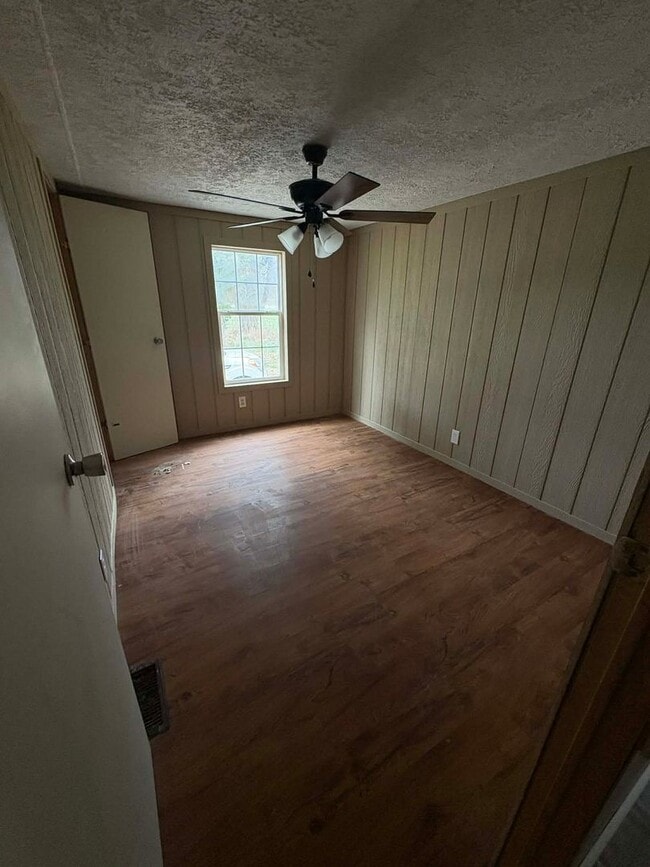 Building Photo - Spacious 3 Bedroom, 2 Bathroom Home!