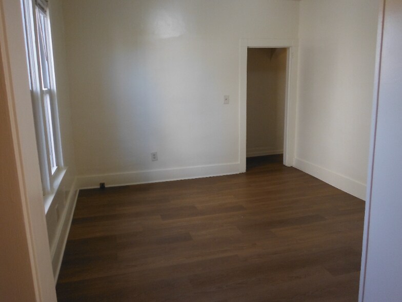 Building Photo - 1418 Woodland Ave NW