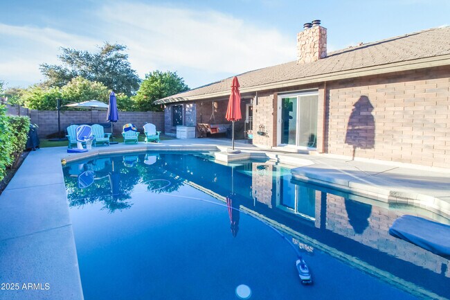 Building Photo - 907 E San Remo Ave