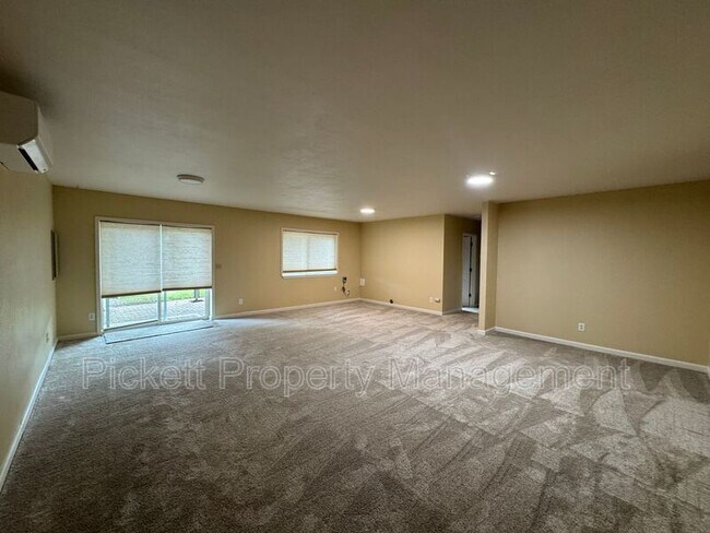 Building Photo - 414 Kingsway NW