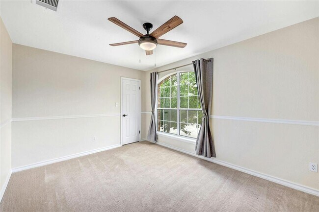 Building Photo - 1204 Fall Creek Loop