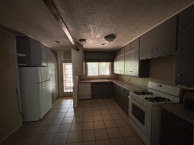 Building Photo - 723 S Ridge Dr