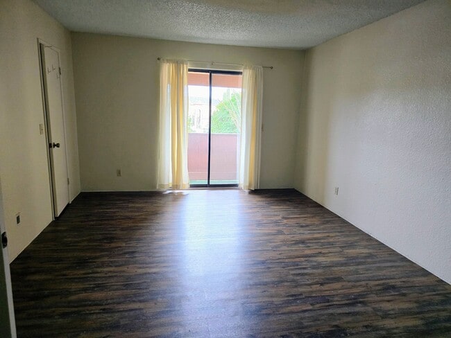 Building Photo - 455 N Tegner St