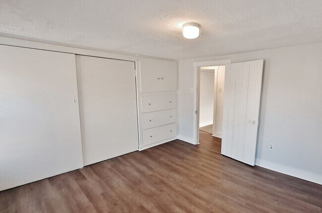 Building Photo - 516 Main St