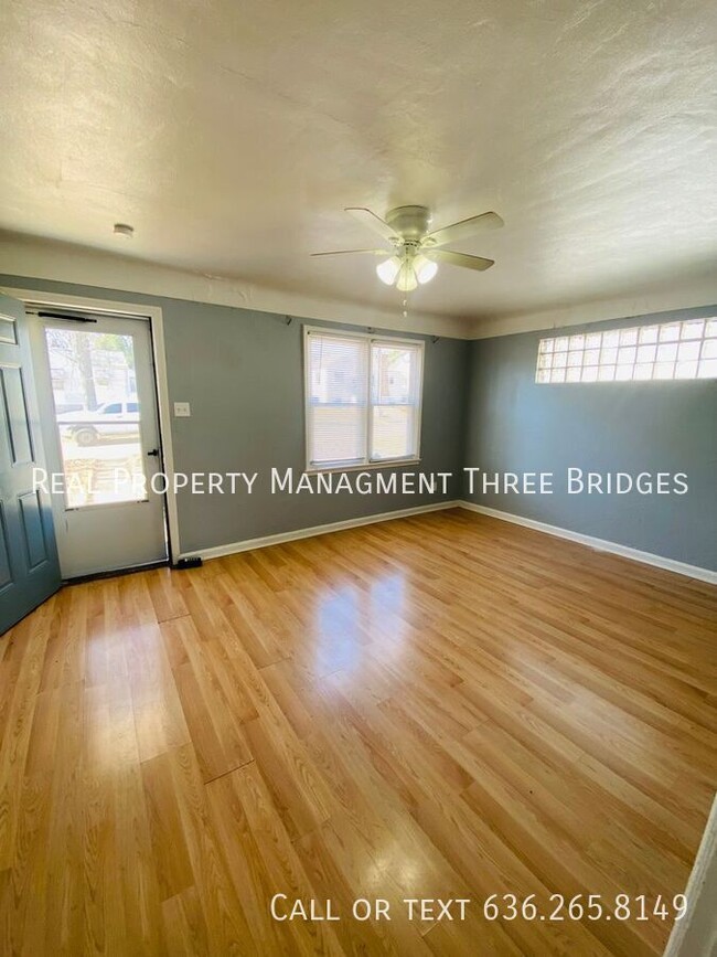 Building Photo - New Rehabbed 2-Bedroom Awaits You