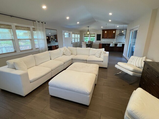 Building Photo - Beautiful 3 bedroom 3 bath home on dry side Waimea