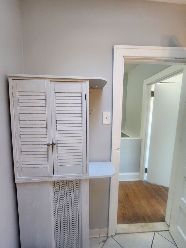 Building Photo - East Oak Lane House for rent with front porch and rear yard