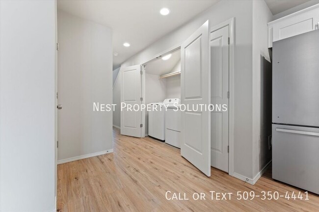 Building Photo - 3 Bed, 2.5 Bath Duplex, WSG included