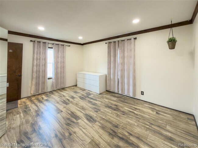 Building Photo - 174 Lange Ave