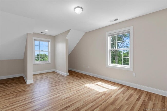 Building Photo - 400 Burr St