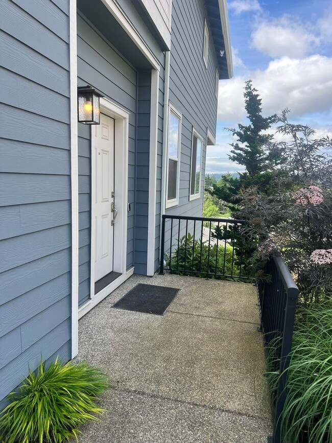 Building Photo - Beautiful Sunridge Townhome in Kent.