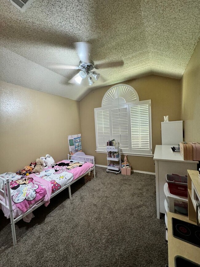 Building Photo - Available Soon 3 Bedroom 2 bath