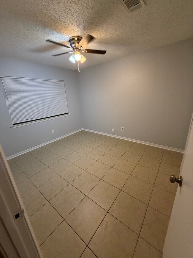 Building Photo - 557 Esplanade St