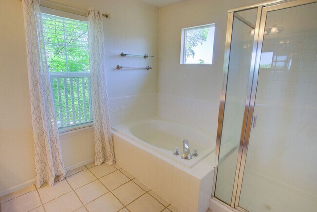 Building Photo - Spacious 4-Bedroom Home in Prime Littleton...