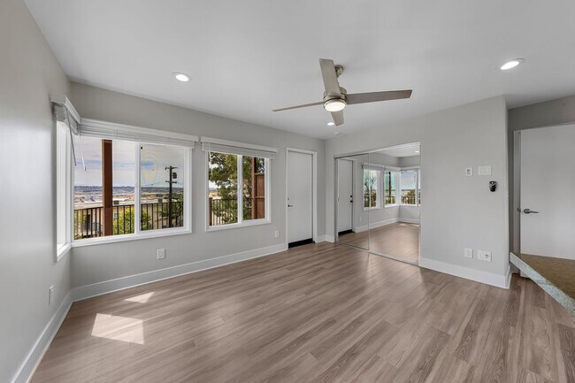 Building Photo - Spacious Studio aand 1-bedroom Apartments in Mission Hills – Prime Location!