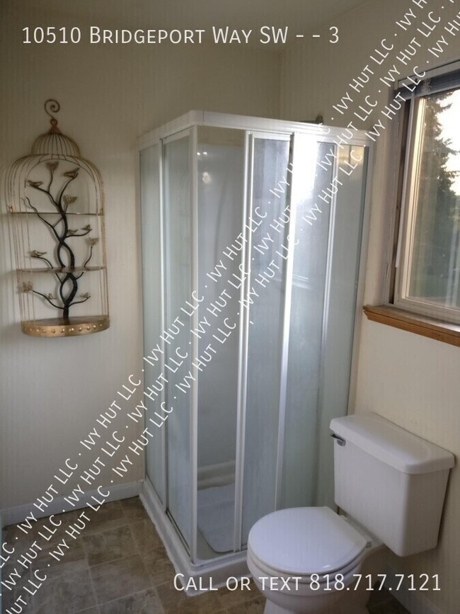 Building Photo - 10510 Bridgeport Way SW