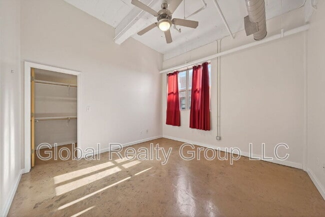 Building Photo - 1339 S Flores St