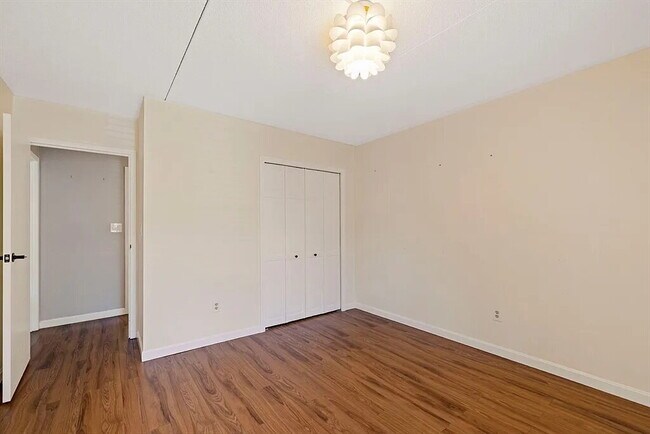 Building Photo - Comfortable and Spacious Rental Opportunity
