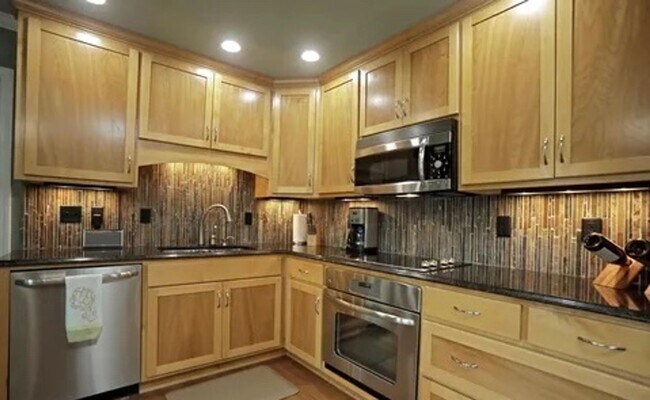 Building Photo - 4701 Shenandoah Dr