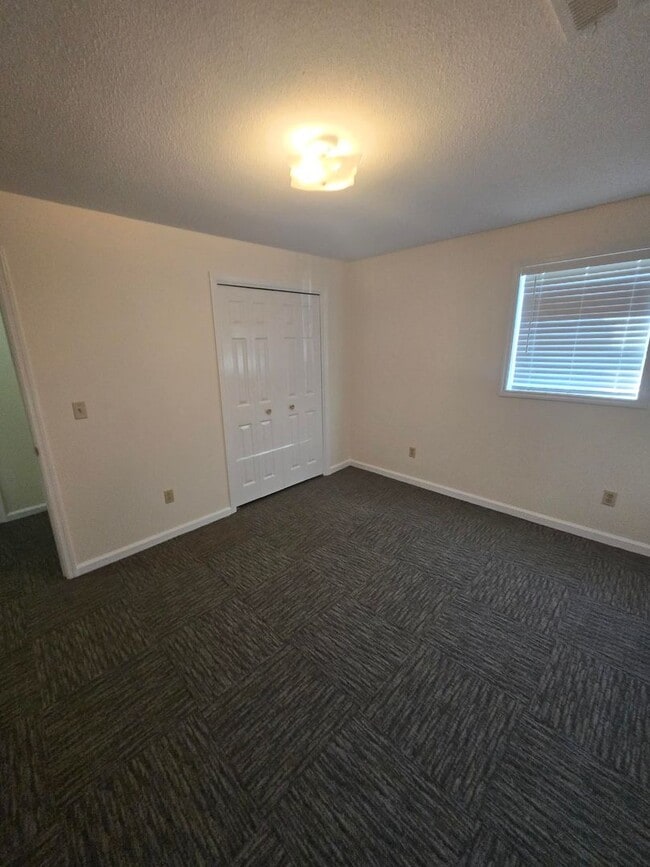 Building Photo - **Charming 3-Bed, 2-Bath Duplex Apartment ...