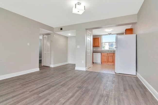 Building Photo - Ground Floor - Corner/End Unit - Upgraded ...