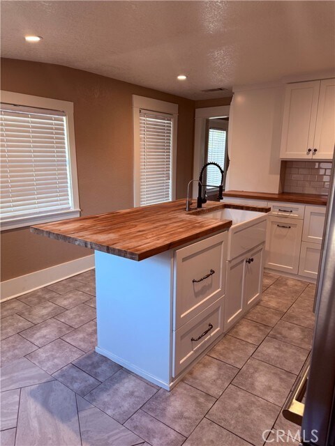 Building Photo - 119 N Cullen Ave